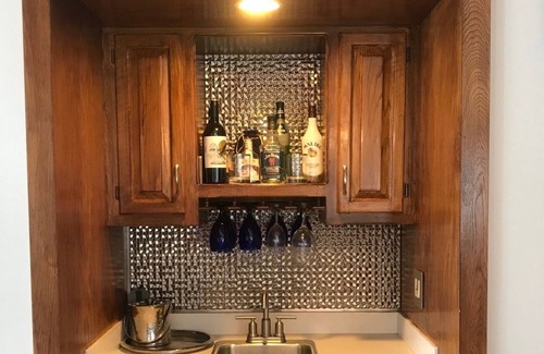 Olathe Casa | Hermosa casa tipo cabaña con estanque en la ciudad