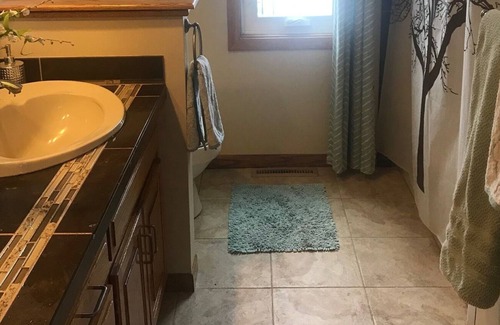 Olathe Casa | Hermosa casa tipo cabaña con estanque en la ciudad