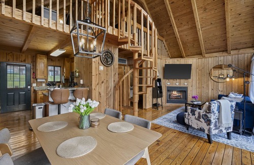 Six Mile Cabina | Beautiful cabin retreat at Lake Keowee. Central to Clemson, Seneca, and Salem