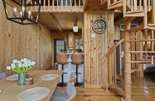 Six Mile Cabina | Beautiful cabin retreat at Lake Keowee. Central to Clemson, Seneca, and Salem