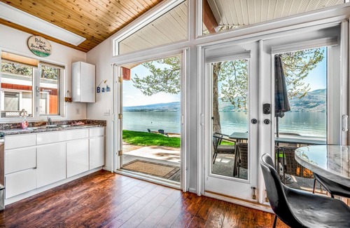 Central Okanagan Cabina | Beautiful Cabin Right next to Lake Okanagan #5