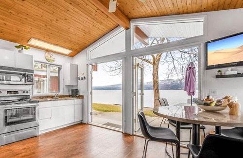 Central Okanagan Cabina | Beautiful Cabin Right next to Lake Okanagan #5