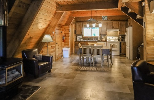Joseph Cabina | Beautiful cabin right on the banks of the lake with patio & washer/dryer