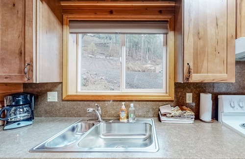 Joseph Cabina | Beautiful cabin right on the banks of the lake with patio & washer/dryer