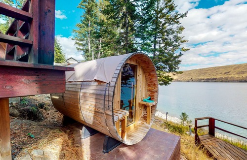 Joseph Cabina | Beautiful cabin right on the banks of the lake with patio & washer/dryer
