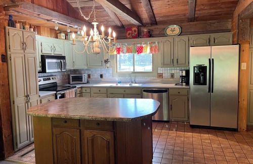 Branch Casa | Beautiful Cabin with Gorgeous Riverbend View. Great for fishing! Newly Renovated