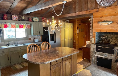 Branch Casa | Beautiful Cabin with Gorgeous Riverbend View. Great for fishing! Newly Renovated