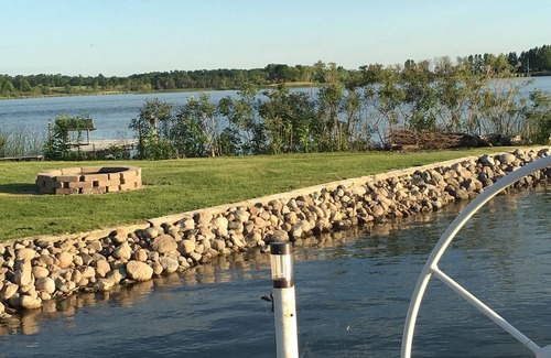 Alexandria Casa | Hermosa cabaña Lago Arce En Lote Nivel. Ver la puesta de sol sobre el punto!