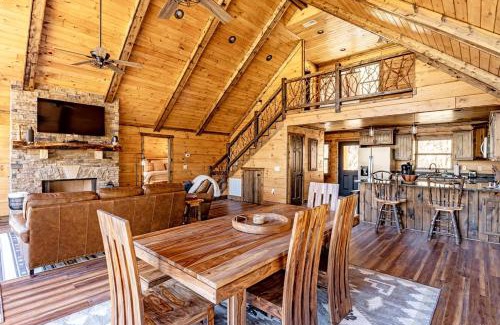 Topton Casa | Beautiful Cabin with Lofted Space and Deck in Topton, North Carolina