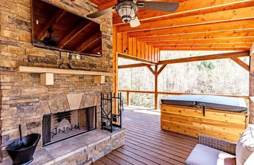Topton Casa | Beautiful Cabin with Lofted Space and Deck in Topton, North Carolina