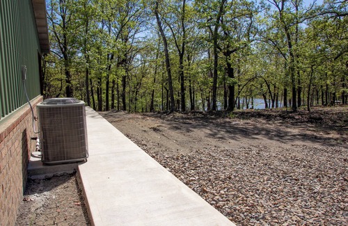 Carlisle Cabina | Beautiful Cabin with View of Private Lake, Hot Tub & Outdoor Swings!