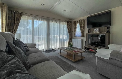 Clacton-on-Sea Casa | Beautiful caravan with large decking & WiFi at Oaklands Holiday Park ref 39027CW