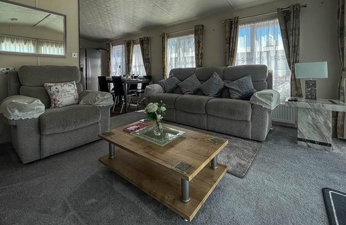 Clacton-on-Sea Casa | Beautiful caravan with large decking & WiFi at Oaklands Holiday Park ref 39027CW