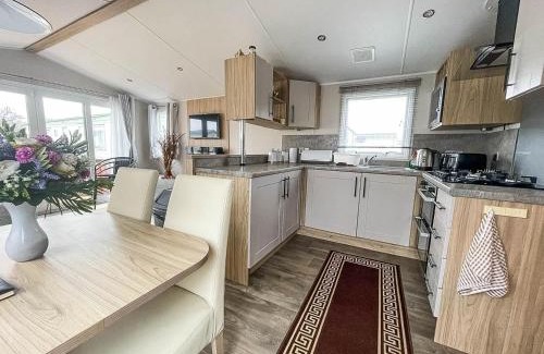 Corton Otro | Beautiful Caravan For Hire With A Partial Sea View In Suffolk Ref 32042Az