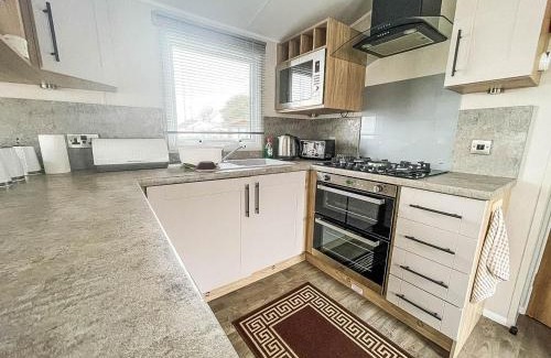 Corton Otro | Beautiful Caravan For Hire With A Partial Sea View In Suffolk Ref 32042Az
