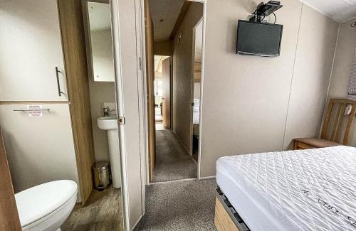 Corton Otro | Beautiful Caravan For Hire With A Partial Sea View In Suffolk Ref 32042Az