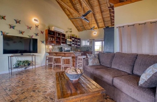 Politilly Bight Casa | Hermosa casa de estilo caribeño en la cima de una colina con vistas al mar turquesa cerca de la playa