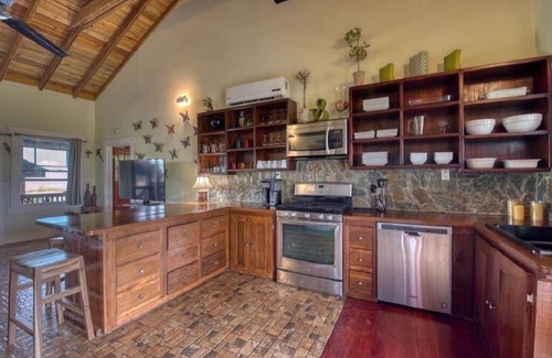 Politilly Bight Casa | Hermosa casa de estilo caribeño en la cima de una colina con vistas al mar turquesa cerca de la playa