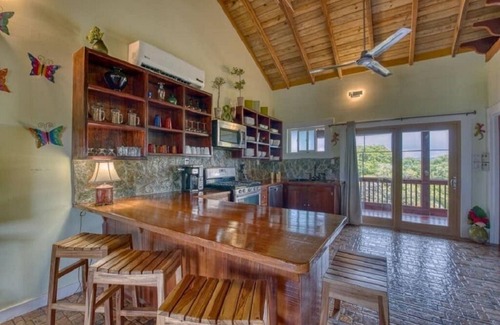 Politilly Bight Casa | Hermosa casa de estilo caribeño en la cima de una colina con vistas al mar turquesa cerca de la playa