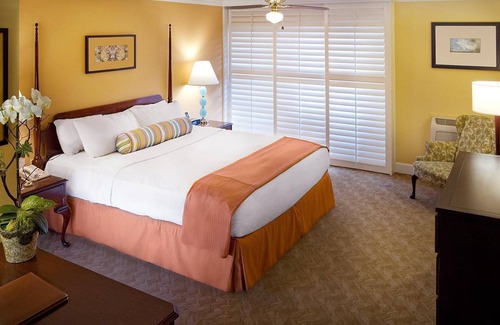 Carlsbad Village Cabina | HERMOSO CARLSBAD INN BEACH RESORT