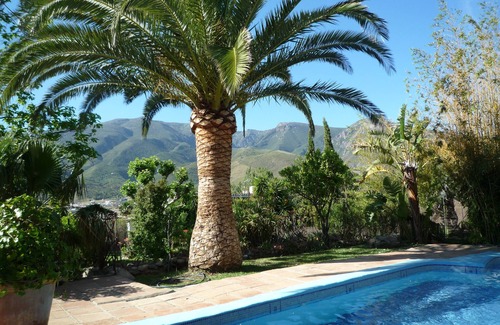 Orgiva Villa | Hermosa Villa con amurallada privada y cerrada piscina, impresionantes jardines y WiFi
