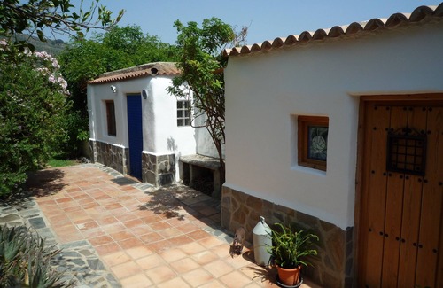 Orgiva Villa | Hermosa Villa con amurallada privada y cerrada piscina, impresionantes jardines y WiFi