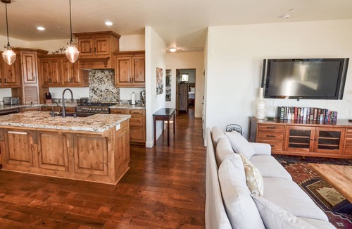 Cayucos Condominio | Beautiful Cayucos Condo with Upgraded Amenities and Amazing Views!