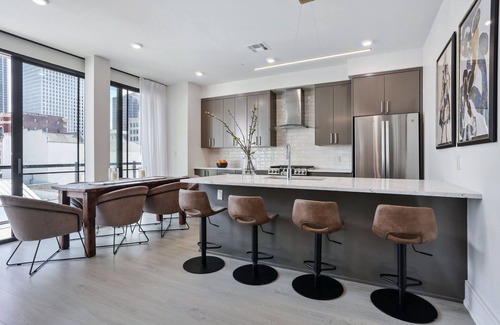 Central Business District Hotel | Beautiful CBD Condos with Balcony at The Moderne