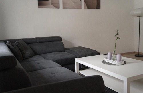 Klosterneuburg Apartamento | Beautiful Central City Apartment - 2BR, WIFI, Netflix & PS4