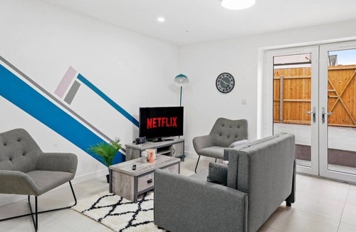 Gabalfa Apartamento | Beautiful Central Cardiff Gem - Private Patio