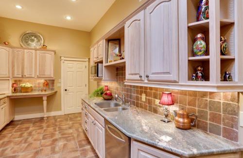 Fayetteville Casa | Beautiful Central Fayetteville Townhome with Views!