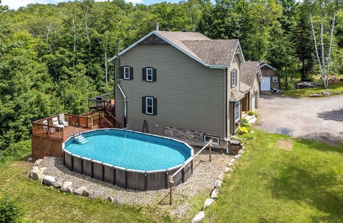 Les Pays-d'en-Haut Regional County Municipality Cabaña | Beautiful Chalet located minutes away from ski hills