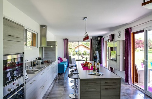 Cessenaz Chalet De Esquí | LAKE ANNECY LAKE EDGE y la PISTA PRIVADA DE CICLISMO DE JACUZZI