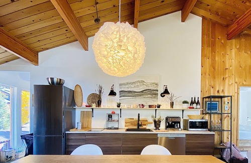 Banff Casa | Beautiful Chalet with Unbeatable Location in Banff