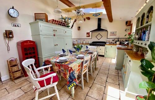 Wimborne Casa | Beautiful Character 5 Bedroom Dorset Thatched Cottage - Great Location - Garden - Parking - Fast WiFi - Smart TV - Newly decorated - sleeps up to 10! Only 18 mins drive to Sandbanks Beach! Close to Bournemouth & Poole