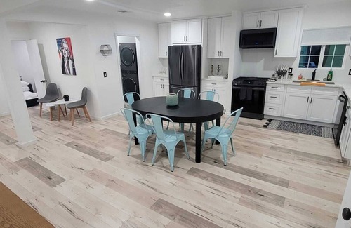 Reseda Casa | Beautiful charming private home in Reseda