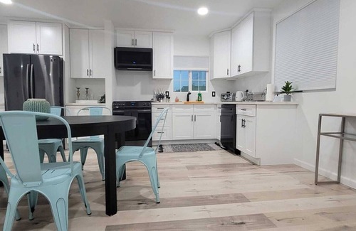 Reseda Casa | Beautiful charming private home in Reseda