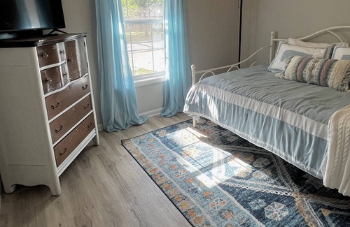Benton Casa | Beautiful, cheerful and cozy 4BDR home