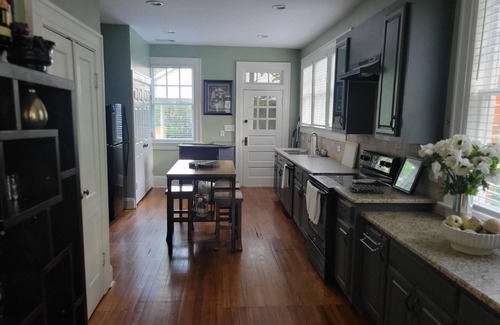 Montgomery Cabaña | Beautiful Chic Cottage nestled in Old Cloverdale - Entertainment District.