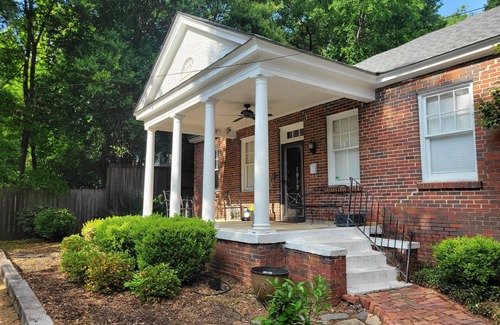 Montgomery Cabaña | Beautiful Chic Cottage nestled in Old Cloverdale - Entertainment District.