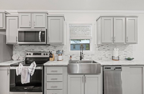 Fredericksburg Cabina | Beautiful Classic Cabin at the SKYE Texas Hill Country Resort!