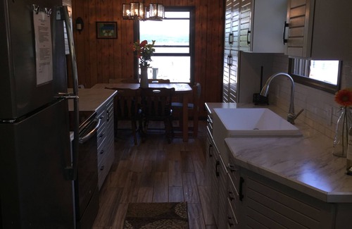 Petoskey Cabina | Cabaña recientemente remodelada en Crooked Lake- Sleeps 8