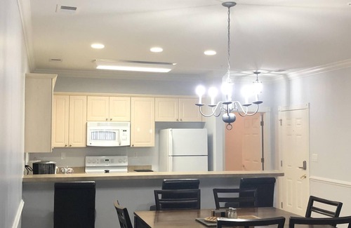 Central Myrtle Beach Condominio | Hermoso, recientemente amueblado condominio de 3 dormitorios, camas nuevas, televisores. Vista al lago
