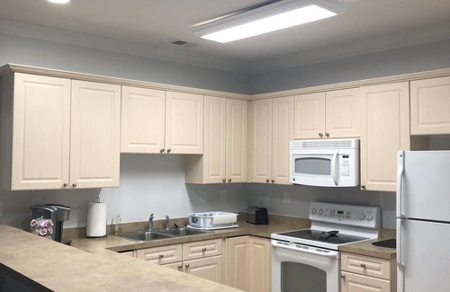 Central Myrtle Beach Condominio | Hermoso, recientemente amueblado condominio de 3 dormitorios, camas nuevas, televisores. Vista al lago