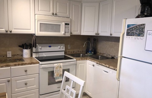 Fort Pierce Condominio | Beautiful Clean Condo, private veranda, steps from private beach and pool