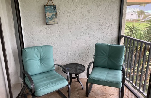 Fort Pierce Condominio | Beautiful Clean Condo, private veranda, steps from private beach and pool