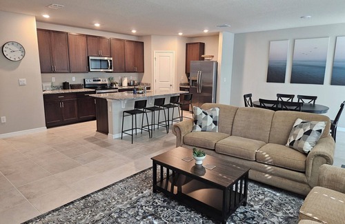 Plant City Casa | Beautiful, clean, NEW BUILD 4 bedroom home w/ pond view near Tampa/Orlando