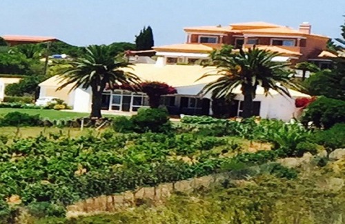 Lagos Villa | Hermosa villa en lo alto de un acantilado con piscina, viñedo e impresionantes vistas al océano.
