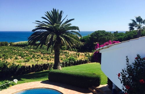Lagos Villa | Hermosa villa en lo alto de un acantilado con piscina, viñedo e impresionantes vistas al océano.