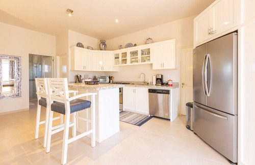 Cerritos Condominio | Beautiful condo with private rooftop- 2 min walk from the beach!